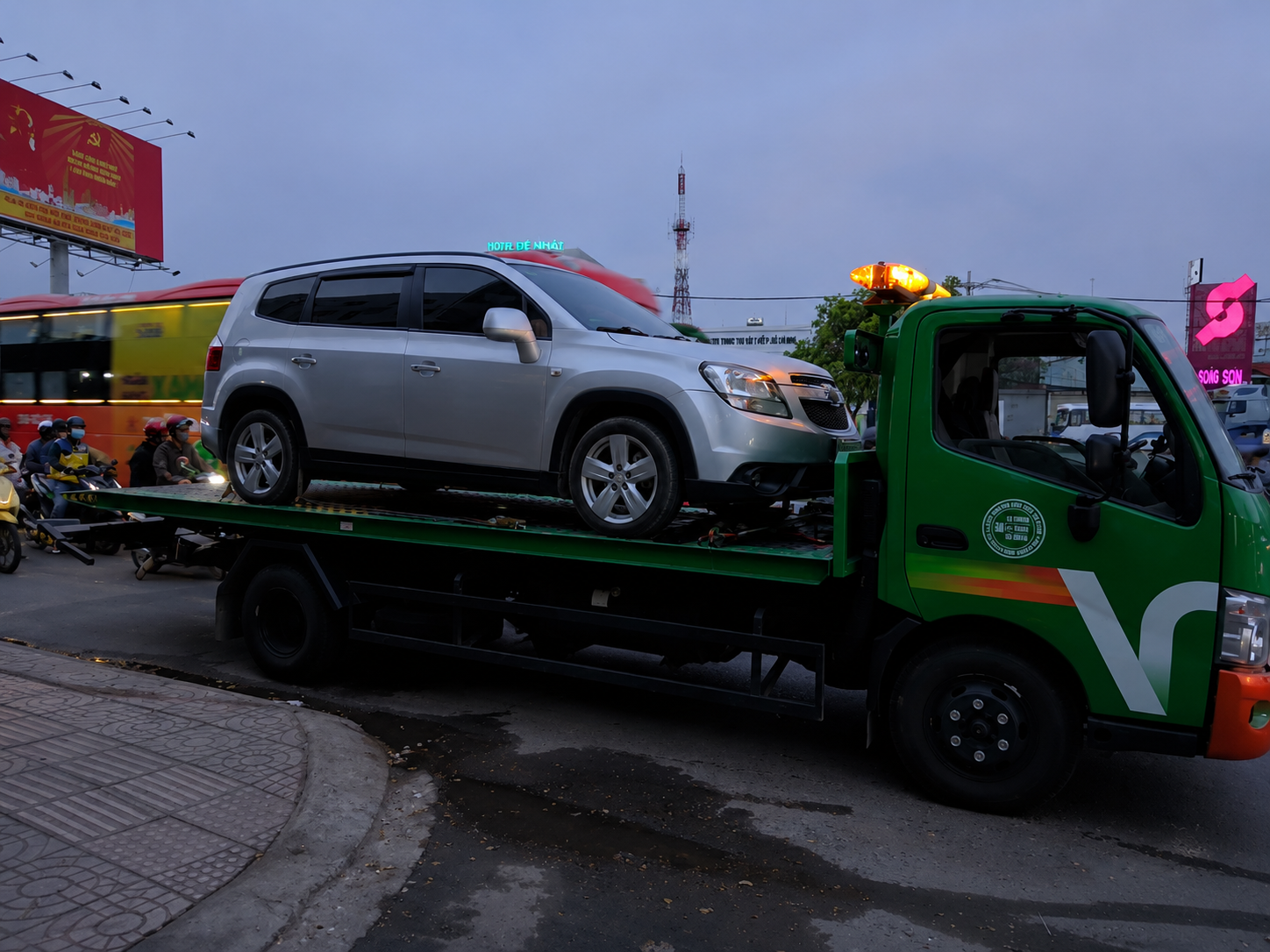 Xe cứu hộ cẩu kéo ô tô